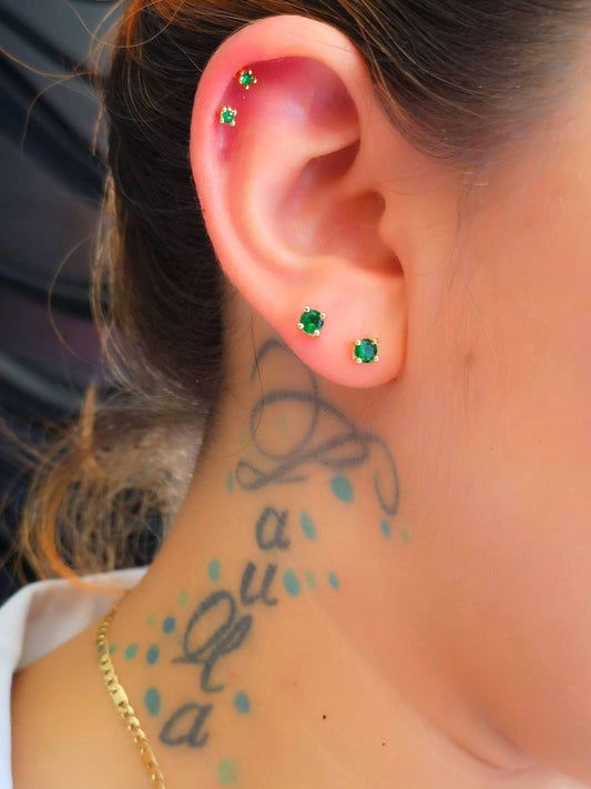 TOPOS EN ORO DE 18 KILATES Y ESMERALDAS TALLA REDONDA DE 3.9MM