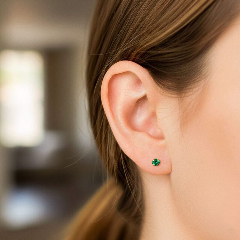 TOPOS EN ORO DE 18 KILATES Y ESMERALDAS TALLA REDONDA DE 2.9MM